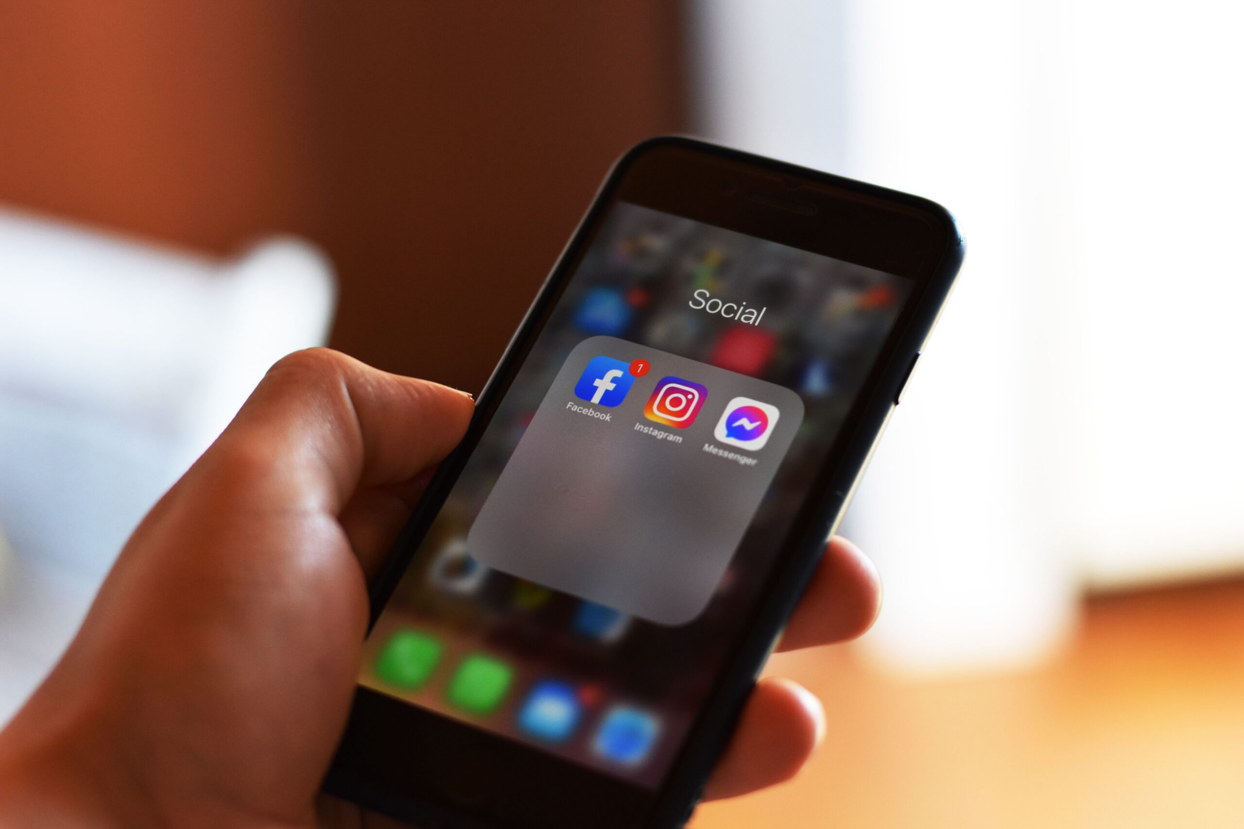 Łączenie kont Facebook i Instagram (logowanie, Meta Business)