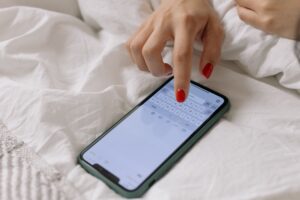 Zablokowany numer — co słyszy dzwoniący, czy dostaje SMS, co daje blokada