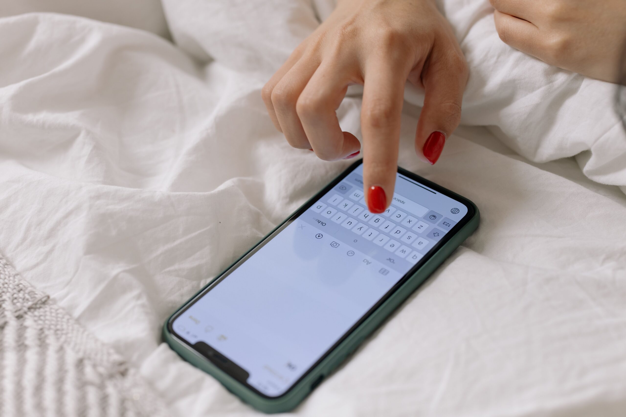 Zablokowany numer — co słyszy dzwoniący, czy dostaje SMS, co daje blokada