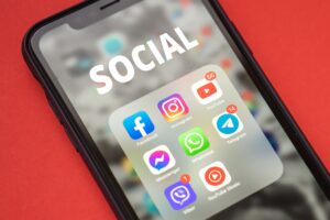 Od ilu lat można mieć konto (TikTok, FB, IG, YT, Snapchat, itd.)
