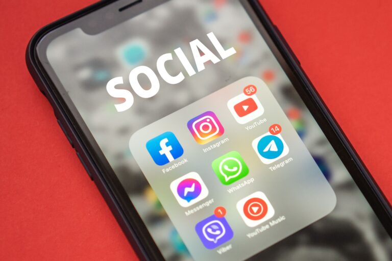 Od ilu lat można mieć konto (TikTok, FB, IG, YT, Snapchat, itd.)