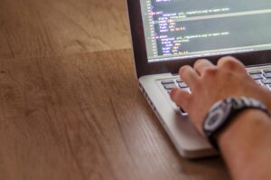 Podstawy HTML/CSS — kolory, tło, marginesy, tabele, składnia
