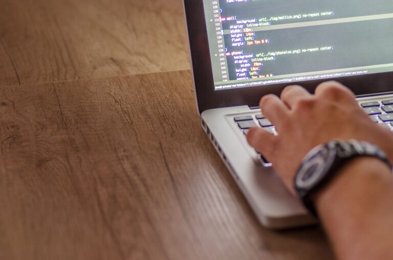 Podstawy HTML/CSS — kolory, tło, marginesy, tabele, składnia