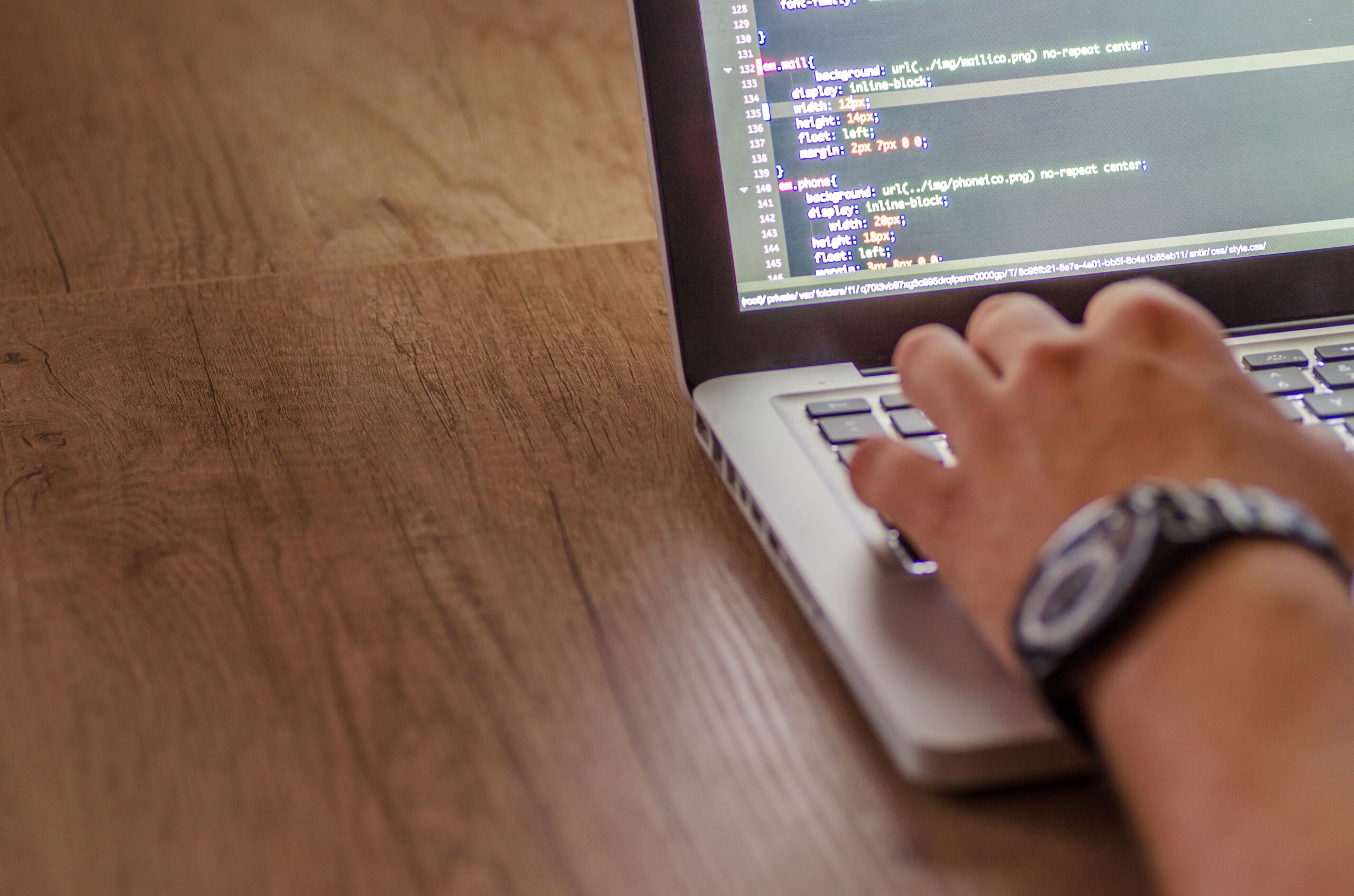 Podstawy HTML/CSS — kolory, tło, marginesy, tabele, składnia