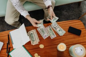 Plus Bank — godziny księgowania i sesje przelewów