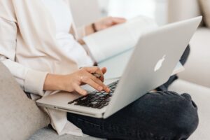 Word — numerowanie i wstawianie stron, twarda spacja, białe znaki