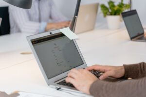 Gmail vs Outlook, konta Microsoft, tłumaczenie wiadomości