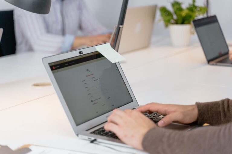 Gmail vs Outlook, konta Microsoft, tłumaczenie wiadomości