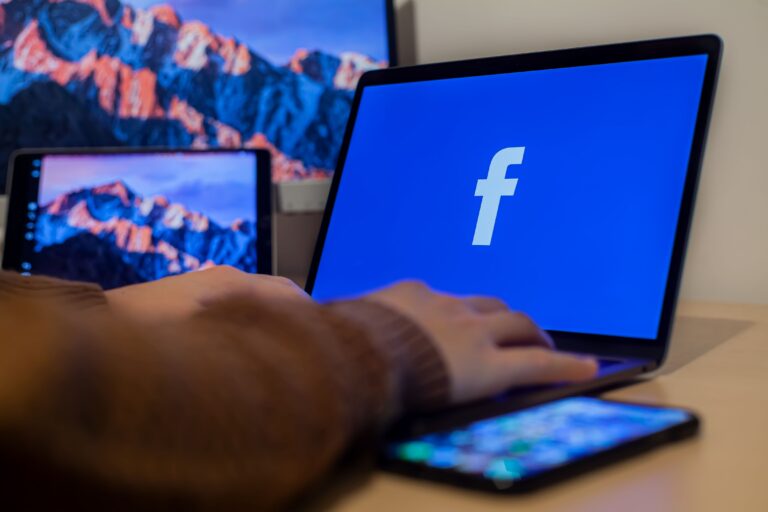 Sprawdzanie znajomości i aktywności na Facebooku
