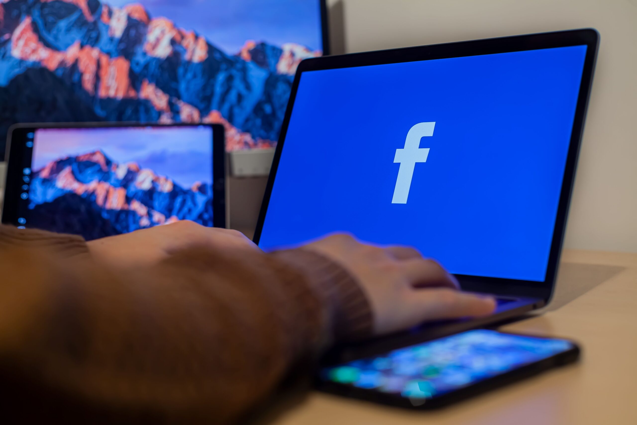 Sprawdzanie znajomości i aktywności na Facebooku