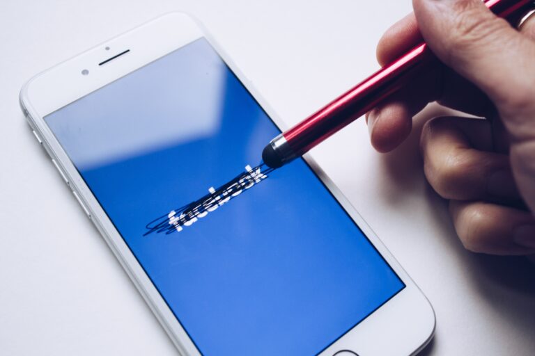 Wirus na Facebooku – jak wykryć i usunąć