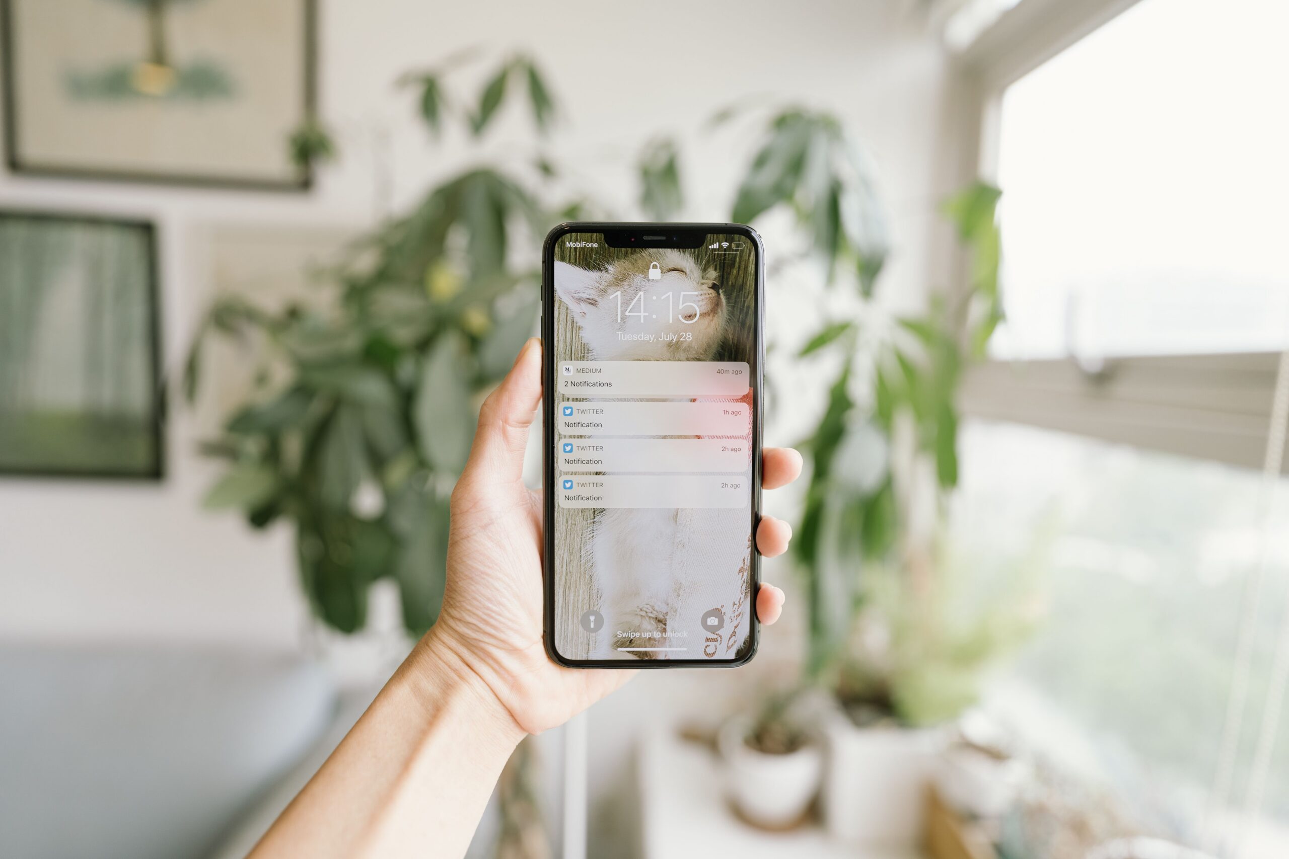 „Wiadomości robią coś w tle” — co to znaczy (Xiaomi/Android)