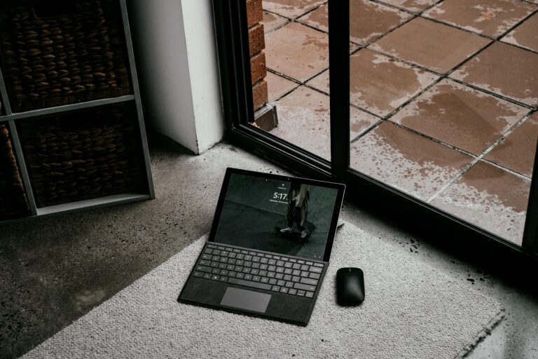 Procesy i usługi hosta w Windows (Task Host, Runtime Broker, WMI, ctfmon, SysMain, COM Surrogate)