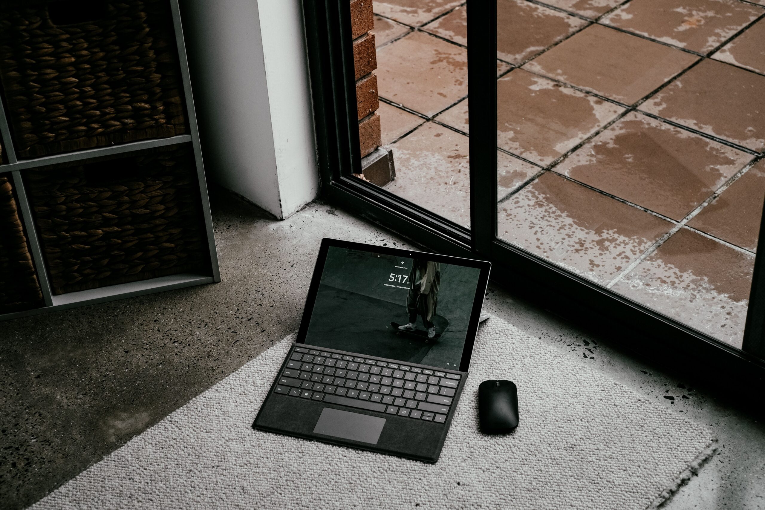 Procesy i usługi hosta w Windows (Task Host, Runtime Broker, WMI, ctfmon, SysMain, COM Surrogate)